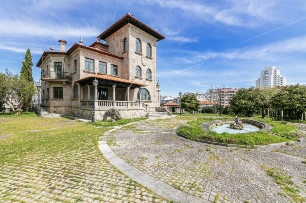Fue construido por el emblemático arquitecto Antonio Cominges en 1949 para Enrique Lorenzo, un importante empresario responsable del desarrollo industrial de la ciudad de Vigo. Fundador de Factorías Vulcano, también fue presidente de la Diputación de Pontevedra y del Real Aero Club.