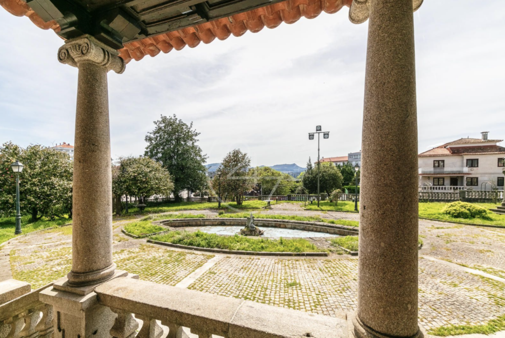 Fue construido por el emblemático arquitecto Antonio Cominges en 1949 para Enrique Lorenzo, un importante empresario responsable del desarrollo industrial de la ciudad de Vigo. Fundador de Factorías Vulcano, también fue presidente de la Diputación de Pontevedra y del Real Aero Club.