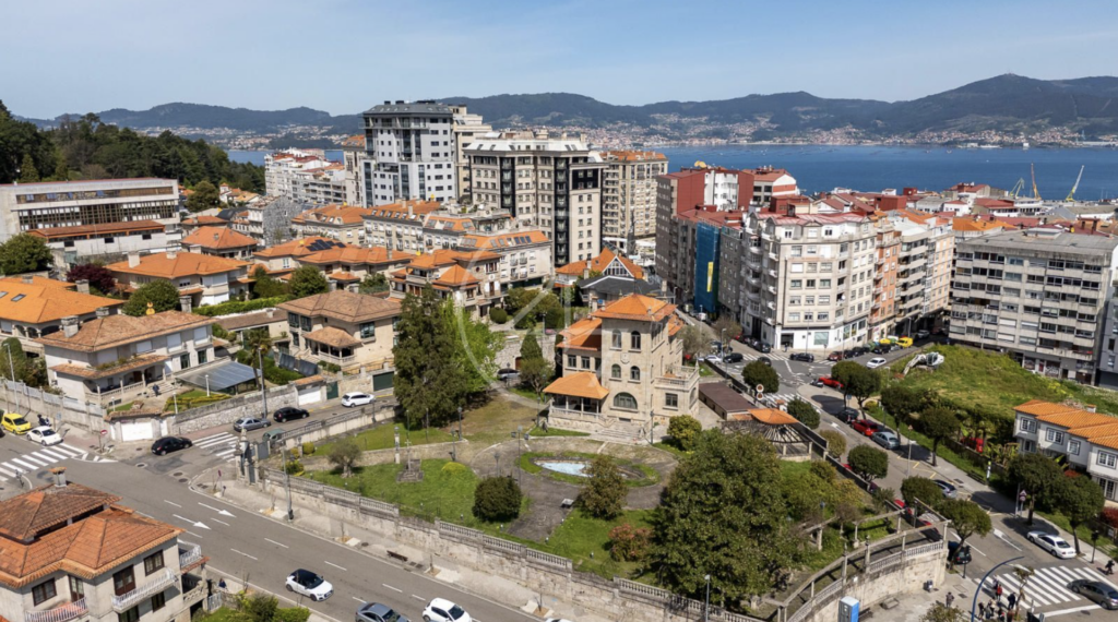 Fue construido por el emblemático arquitecto Antonio Cominges en 1949 para Enrique Lorenzo, un importante empresario responsable del desarrollo industrial de la ciudad de Vigo. Fundador de Factorías Vulcano, también fue presidente de la Diputación de Pontevedra y del Real Aero Club.