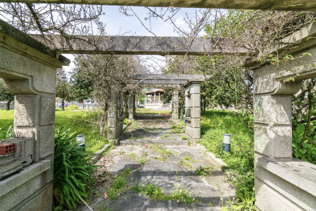 Fue construido por el emblemático arquitecto Antonio Cominges en 1949 para Enrique Lorenzo, un importante empresario responsable del desarrollo industrial de la ciudad de Vigo. Fundador de Factorías Vulcano, también fue presidente de la Diputación de Pontevedra y del Real Aero Club.