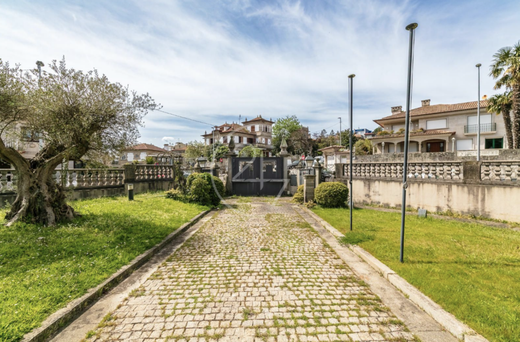 Fue construido por el emblemático arquitecto Antonio Cominges en 1949 para Enrique Lorenzo, un importante empresario responsable del desarrollo industrial de la ciudad de Vigo. Fundador de Factorías Vulcano, también fue presidente de la Diputación de Pontevedra y del Real Aero Club.