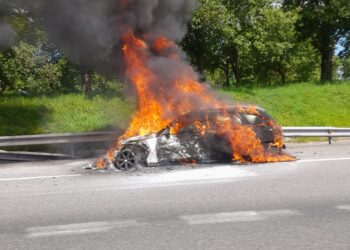 Arde por completo un vehículo en el nudo de Puxeiros