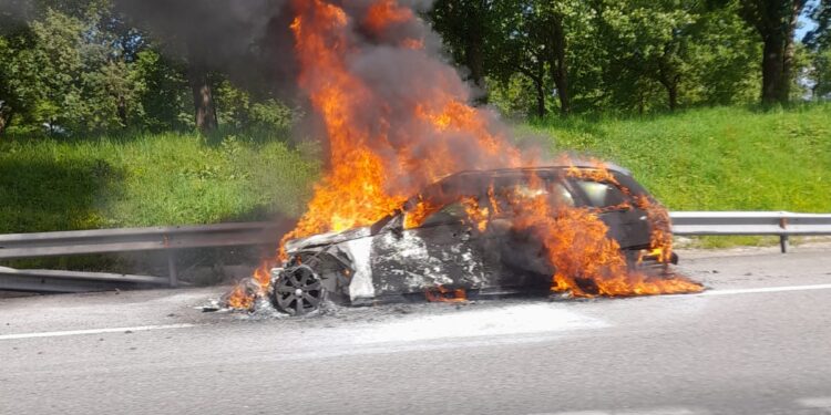 Arde por completo un vehículo en el nudo de Puxeiros