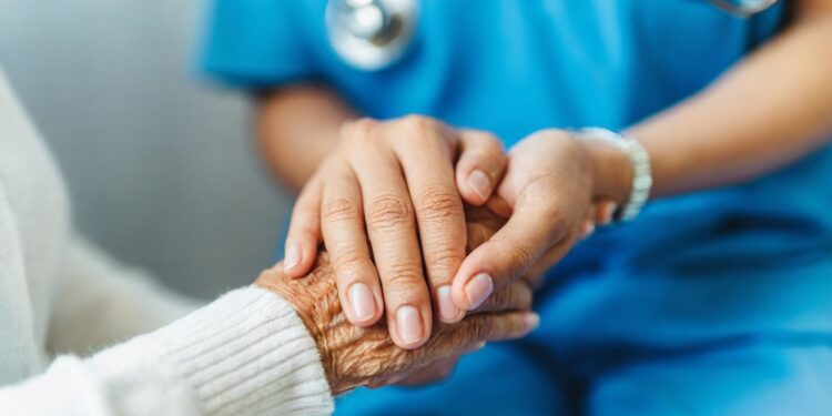 Invertir en enfermeras, garantía de salud