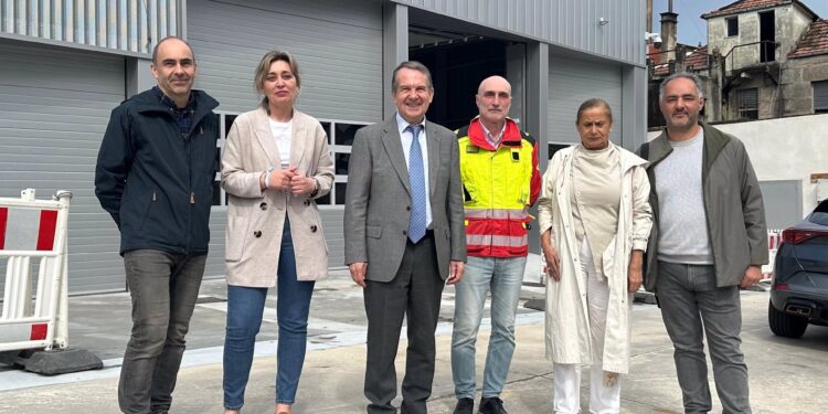 Caballero visita el nuevo parque de bomberos de Esturáns: «Abrirá en diez días»