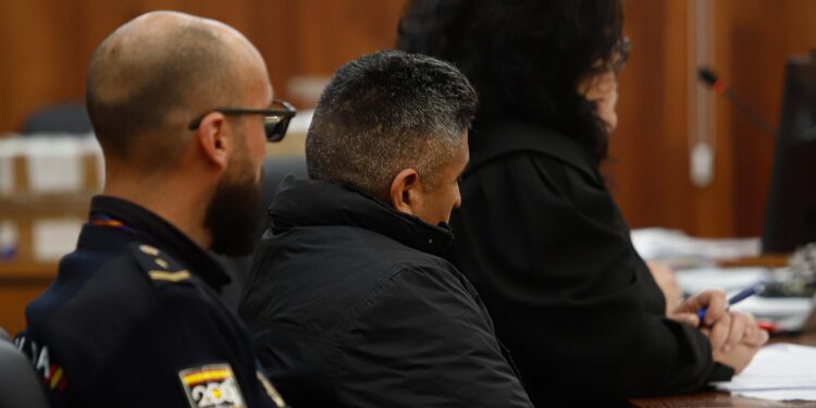 El acusado de asesinar a un okupa con el que convivía apunta a un tercero que estaba «cabreado» con la víctima