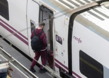 Caballero celebra que, al no parar en Segovia o Medina, el tren entre Vigo y Madrid bajó de las 4 horas