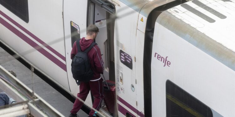 Caballero celebra que, al no parar en Segovia o Medina, el tren entre Vigo y Madrid bajó de las 4 horas
