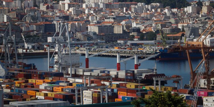 Concluye sin éxito el registro de un mercante en el Puerto de Vigo en busca de droga