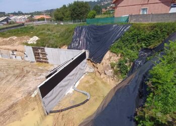 Una afectada por la caída de un muro de contención de su vivienda: «Están esperando a que pase una desgracia»