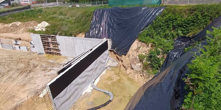Una afectada por la caída de un muro de contención de su vivienda: «Están esperando a que pase una desgracia»