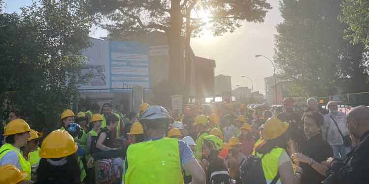 Protesta en un colegio de Vigo por el mal estado del techo: «Hasta que se caiga no lo van a arreglar»