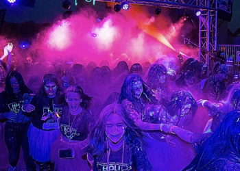 La edición nocturna de la Holi Life aúna en Vigo deporte y música bajo los polvos fluorescentes