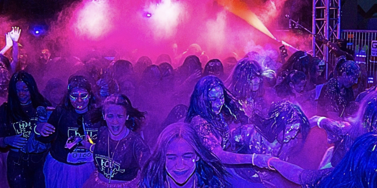 La edición nocturna de la Holi Life aúna en Vigo deporte y música bajo los polvos fluorescentes