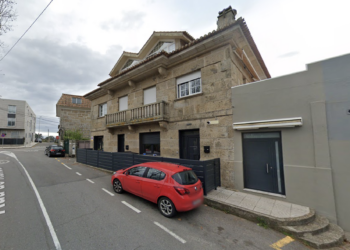 Urbanismo ordena demoler una terraza en Vigo construida en plena acera… hace más de cinco años