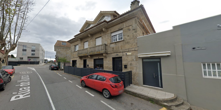 Urbanismo ordena demoler una terraza en Vigo construida en plena acera… hace más de cinco años