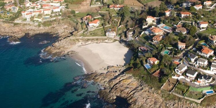 Un espectacular chalet a pie de playa en Vigo se transformará en un exclusivo complejo con 5 viviendas y piscinas