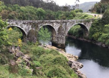Desaparece un joven de Vigo que saltó al río Verdugo desde un puente romano en Soutomaior