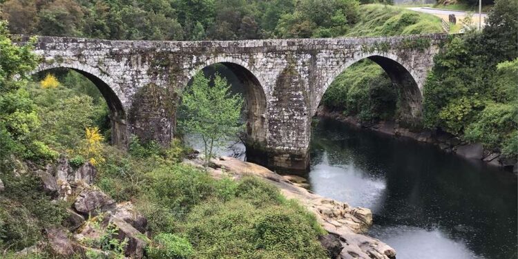 Desaparece un joven de Vigo que saltó al río Verdugo desde un puente romano en Soutomaior