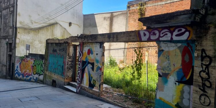 Fin al abandono de cuatro parcelas en pleno Casco Vello de Vigo: serán 5 viviendas (dos dúplex) con jardín privado