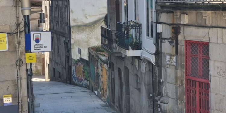 Fin al abandono de cuatro parcelas en pleno Casco Vello de Vigo: serán 5 viviendas (dos dúplex) con jardín privado