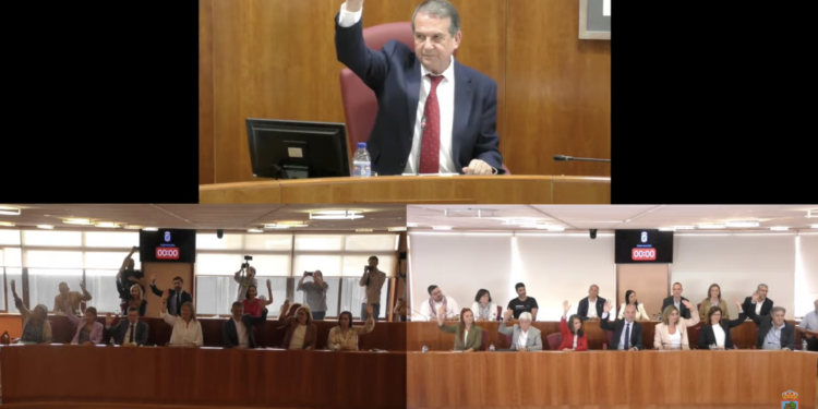 Caballero festeja la aprobación del PXOM con su ya clásico «¡Viva, Vigo!»