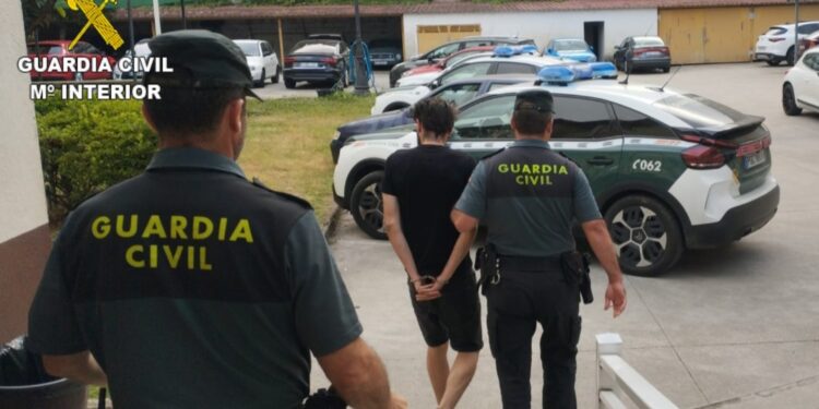 Detenido un joven de 31 años tras dar un puñetazo a otro y amenazarlo con un puñal