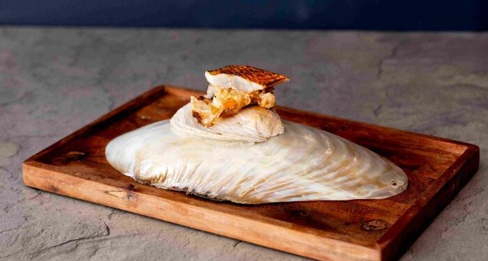 Un chef de Vigo busca el título de mejor cocinero con la tapa ‘Ondas no mar’, homenaje a su abuelo marinero