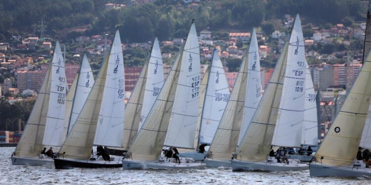 La ría de Vigo se prepara para el Campeonato Ibérico y Gallego J80 en Bouzas