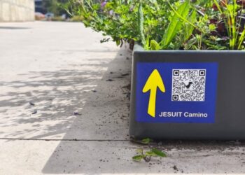 Unas misteriosas pegatinas con flechas amarillas confunden (todavía más) a los peregrinos en Vigo