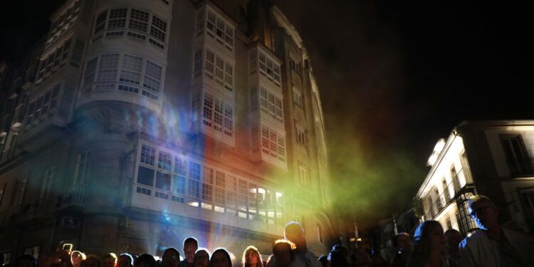 Espectáculo de cores en Pontevedra para recibir aos artistas da Bienal