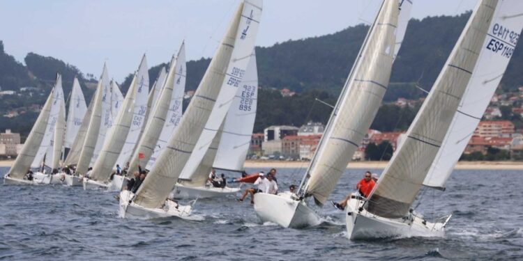 El Okofen triunfa en la ría de Vigo