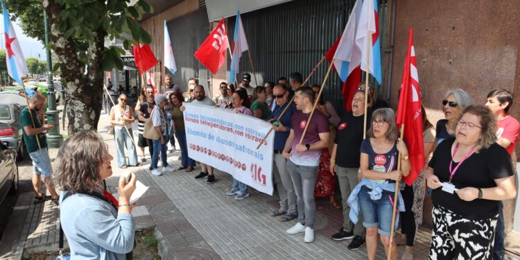 Trabajadores de Unísono protestan en Vigo contra el empeoramiento progresivo de las condiciones laborales