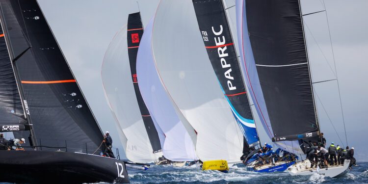 El equipo italiano, el más novato de la flota, gran revelación de la «fórmula 1 del mar» de la Ría de Vigo