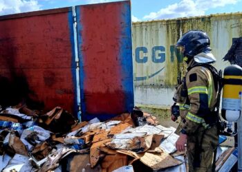 Rescatada una mujer tras caer dentro de un contenedor de basura en Soutomaior