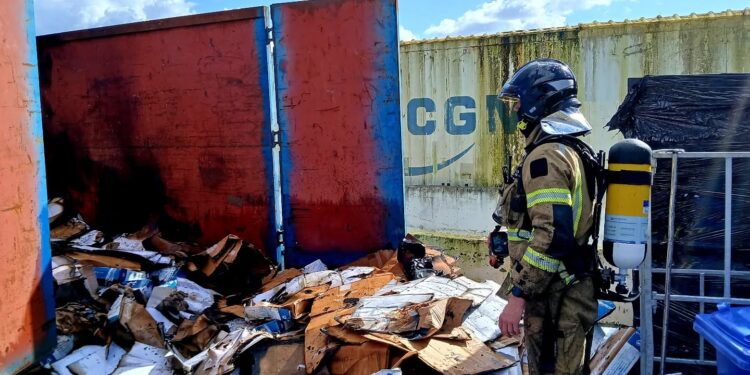 Rescatada una mujer tras caer dentro de un contenedor de basura en Soutomaior