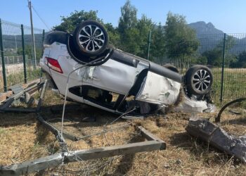 Acaba con el coche volcado tras un aparatoso accidente en el campus de Vigo