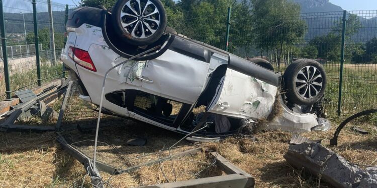Acaba con el coche volcado tras un aparatoso accidente en el campus de Vigo