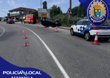 Pierde el control de su vehículo, choca contra un contenedor y acaba volcado encima de la acera