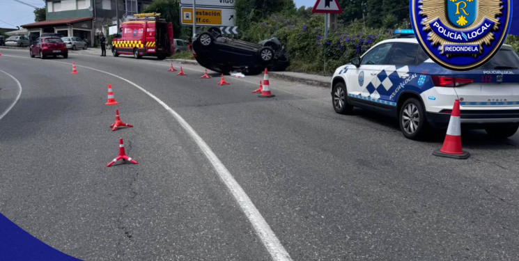 Pierde el control de su vehículo, choca contra un contenedor y acaba volcado encima de la acera