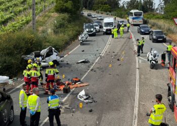 Un fallecido tras el brutal choque de un turismo contra un autobús escolar