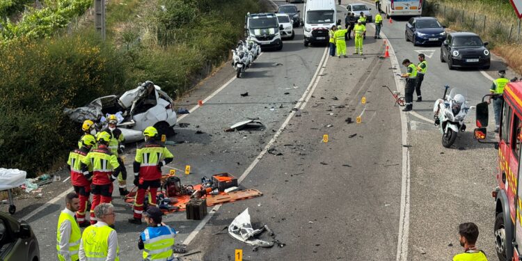 Un fallecido tras el brutal choque de un turismo contra un autobús escolar