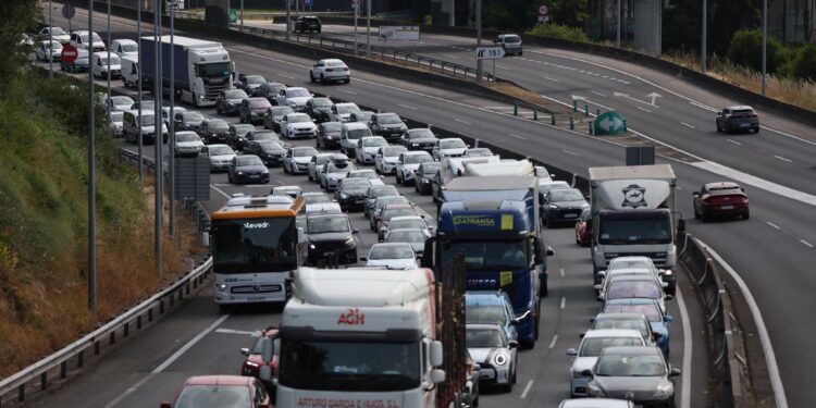 Colapso en la AP-9 a la salida de Vigo por un choque entre un coche y un camión