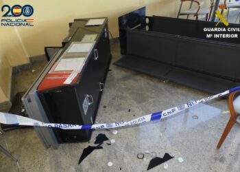 Arrestados en Vigo tras robar un coche, saquear un bar en Beade y empotrarlo contra una estación de servicio