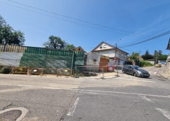 Arranca el derribo de una vieja casa en Vigo para dar paso a la nueva rotonda y ‘placita’ de Moledo