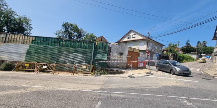 Arranca el derribo de una vieja casa en Vigo para dar paso a la nueva rotonda y ‘placita’ de Moledo