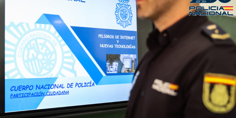 La Policía Nacional forma en ciberseguridad a más de 80 mayores en el centro comercial Vialia