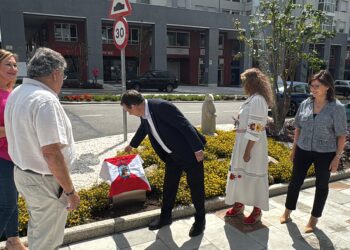 Caballero inaugura una humanización en Navia: «Y la Xunta, nada. Ni está, ni se le espera»