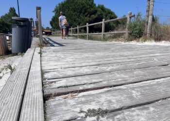 Llega (por fin) el turno de la deteriorada pasarela de madera de O Vao