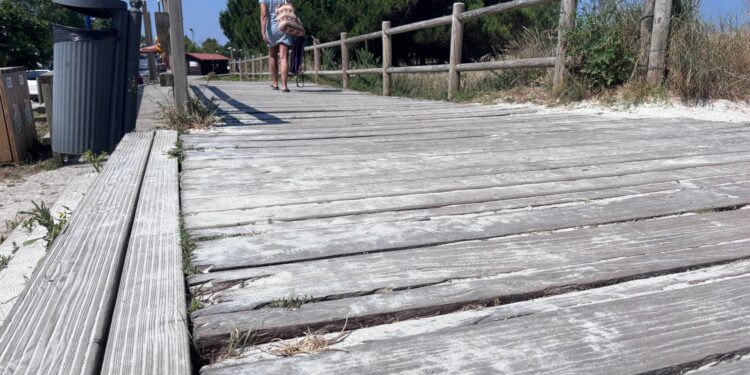 Llega (por fin) el turno de la deteriorada pasarela de madera de O Vao